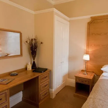 Ξενοδοχείο Lyzzick Hall 4*